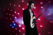 「MIYAVI、時空を超えてhideと共演！『Pink Spider (Remix)』MV公開「彼が僕たちに残してくれたメッセージ、改めて感じて欲しい」」1枚目/2
