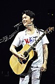 「福山雅治、弾き語りアルバム『DOUBLE ENCORE』2019年2月発売決定　ツアーでの弾き語り楽曲31曲をMCと共に収録」1枚目/3