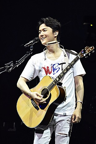 「福山雅治、弾き語りアルバム『DOUBLE ENCORE』2019年2月発売決定　ツアーでの弾き語り楽曲31曲をMCと共に収録」