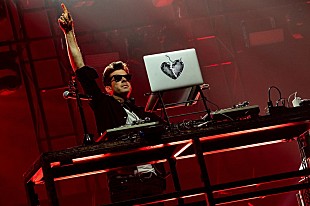 「＜ライヴ・レポート＞世界的ヒットメイカー＝マーク・ロンソン、星野源とのダブル・ヘッドライナー・ショーで2万人を魅了」