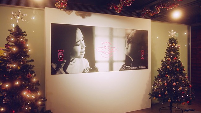 「RIRI×清水翔太のコラボ楽曲を使用、横浜赤レンガに「＃手つなぎポスター」登場」1枚目/26