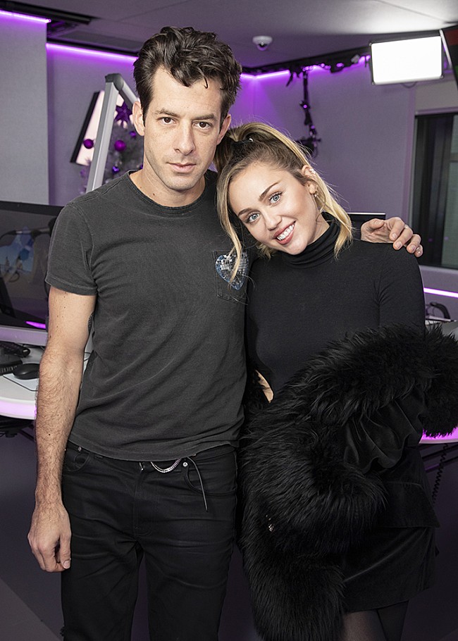 「マイリー/マーク・ロンソン/ショーン・レノン、「ハッピー・クリスマス (戦争は終った) 」のパフォーマンス映像を公開」1枚目/1