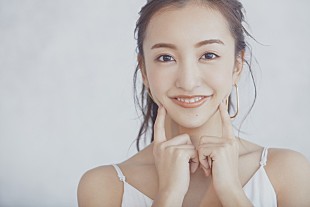 「板野友美、キュートすぎる笑顔の新ビジュアル＆ニュー・シングルのタイトル公開」