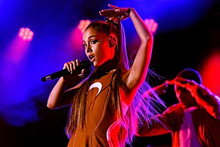 「アリアナ・グランデ、幼い自分が熱唱する動画を投稿」