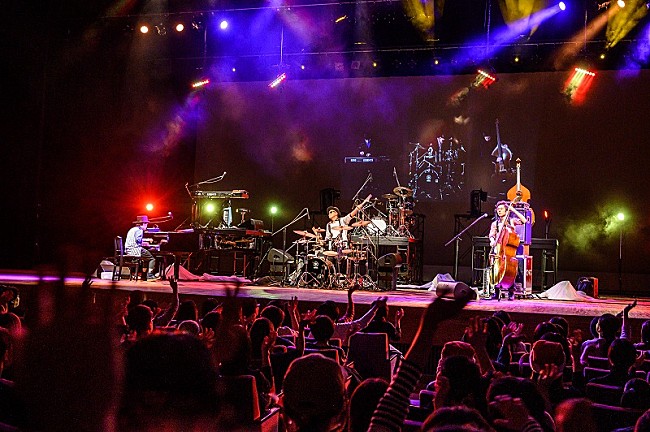 「H ZETTRIO、世界初テクノロジーとの融合でツアーファイナル大盛況！2019年は12ヶ月連続シングル配信」1枚目/11