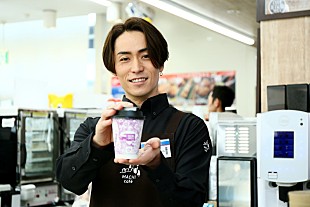 「EXILE TETSUYAがローソン店員に！ 「アメージングカフェラテ」をファンに手渡し」