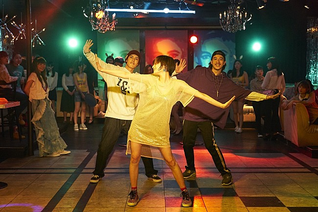 「可愛さ大爆発！　仲万美が振付を手掛けた映画『チワワちゃん』での“チワワダンス”シーン公開」1枚目/2