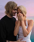 「5SOSのマイケルがInstagramスターと婚約、“初めてキスした地”でのプロポーズ時に使用したBGMとは？」1枚目/3