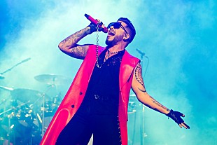 「アダム・ランバート、クイーンの名曲をアメフト試合にちなんだ替え歌で披露」