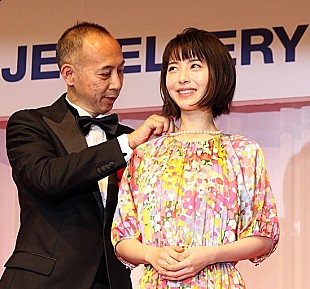 「浜辺美波「身も心も輝けるように…」　ジュエリ－ベストドレッサ－賞に笑顔」