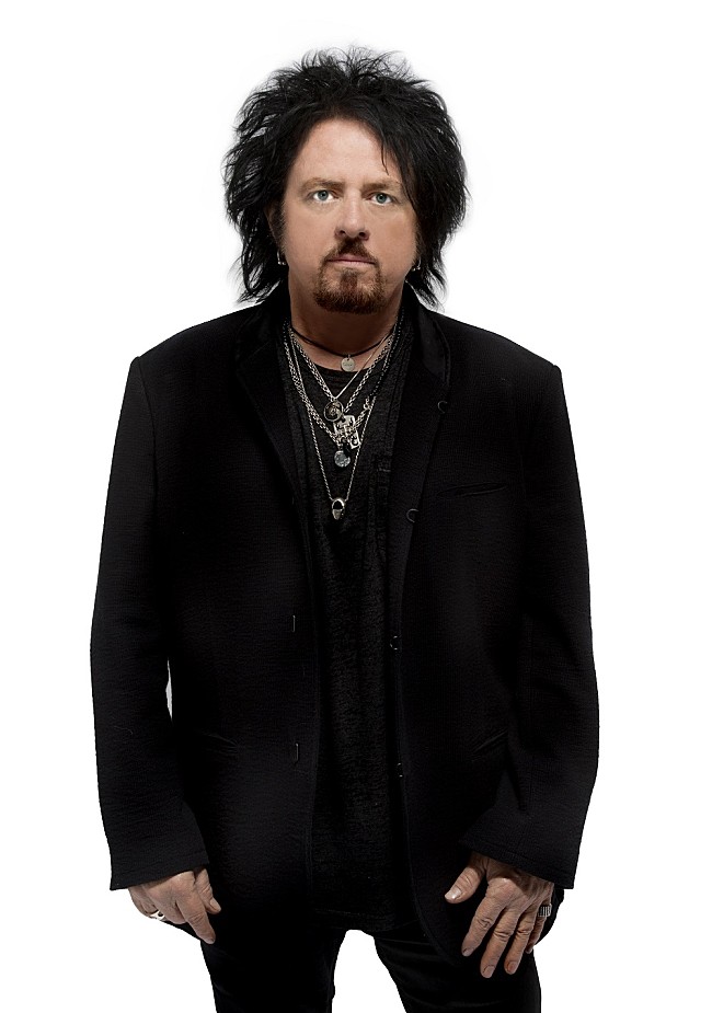 「スティーヴ・ルカサー（TOTO）の来日直前インタビューが公開。「約束するよ、死ぬまで毎年一度は日本に足を運ぶ、と。」」1枚目/2