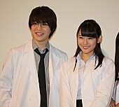 「西銘駿「浅川梨奈はいじめっ子！？」　「一緒に仕事をした次の日は寝込みます」」1枚目/1