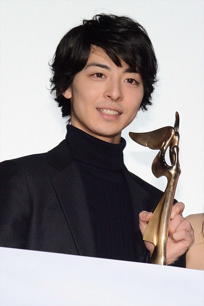 「高杉真宙、「モナコ国際映画祭」　トロフィ－に笑顔！ 土産話にはモヤモヤ…」1枚目/1