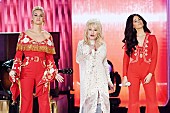 「【第６１回グラミー賞】ドリー・パートンのメドレーにケイティ、マイリーら」1枚目/1