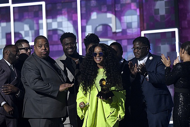 「【第６１回グラミー賞】H.E.R.の『H.E.R.』が＜最優秀R&amp;Bアルバム賞＞受賞、プレゼンターは、BTS (防弾少年団)」1枚目/1