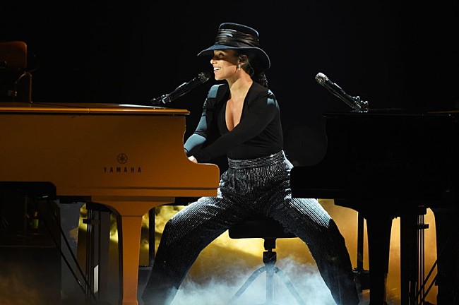 「【第６１回グラミー賞】司会アリシア・キーズ、“自分が書いた曲だったら”メドレー披露」1枚目/1