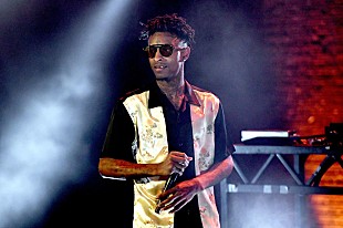 「21サヴェージ、保釈後初のTV番組出演で逮捕について語る「確実に標的にされていた」」