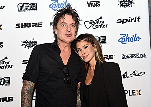 「モトリー・クルーのトミー・リーが4度目の結婚、相手は24歳年下のSNSスター」