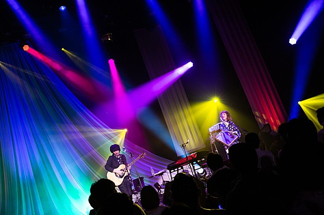 「moumoon、愛の歓びを噛み締めた【OFUTARISAMA】ツアーファイナル」1枚目/8