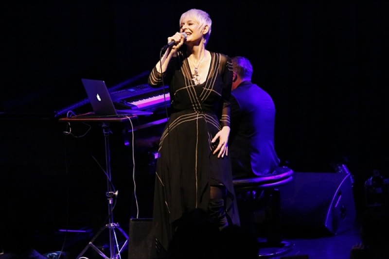 ＜ライブレポート＞ジュリア・フォーダム、一足早い春の訪れを告げるような涼やかで透明感のある歌声