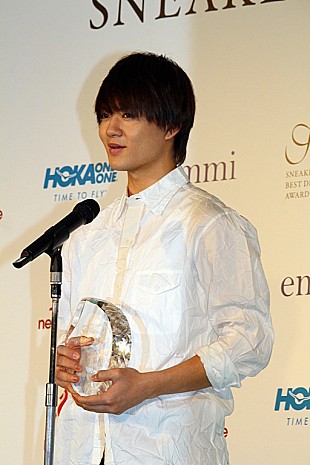 「佐野勇斗、夜にスニ－カ－と会話　「調子どう？」「ちょっと休んどいて」」