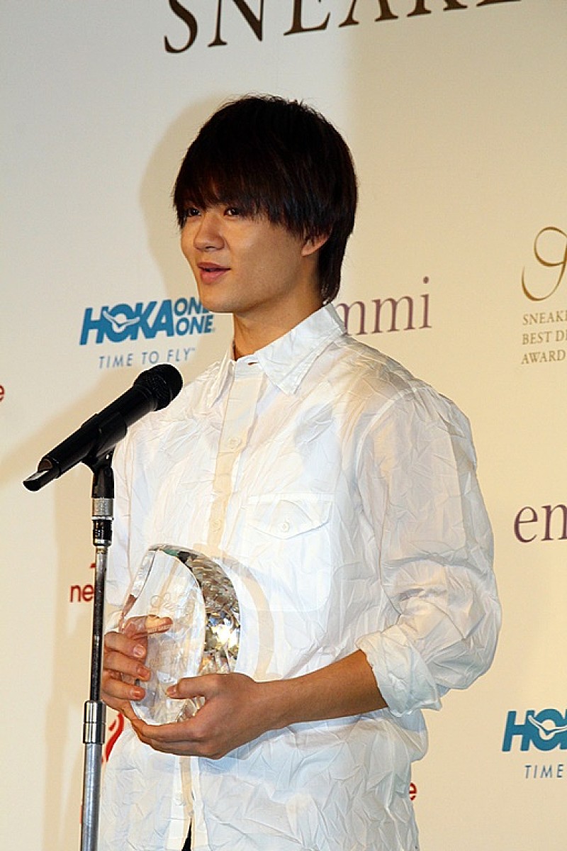 「佐野勇斗、夜にスニ－カ－と会話　「調子どう？」「ちょっと休んどいて」」1枚目/1