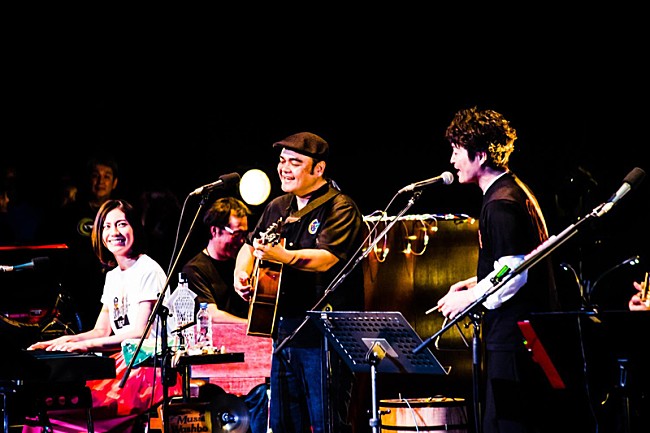 「BEGIN、中野サンプラザ公演に映画“ぼくいこ”の安田顕＆松下奈緒がサプライズ登場」1枚目/9