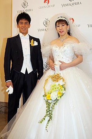「吉田沙保里さん「理想は笑顔あふれる結婚式」　“新郎”武井壮とウエディングドレス姿披露」