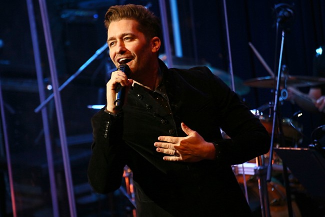 「ブロードウェイ・スター、マシュー・モリソンが華麗に魅せる　スタンダードからディズニー・ソングまで表現力豊かなパフォーマンスで披露した充実のステージをレポート」1枚目/12