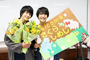 「さくらしめじ、中学校で“卒業記念公演”サプライズライブ」