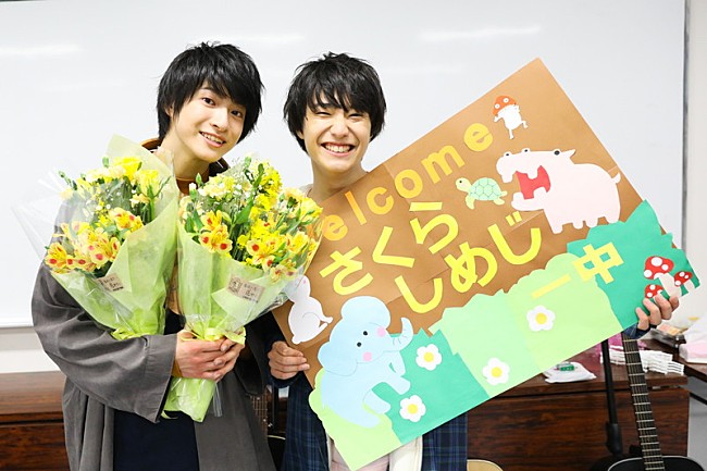 「さくらしめじ、中学校で“卒業記念公演”サプライズライブ」1枚目/7