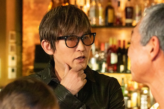 「スガ シカオが地上波ドラマ初出演、真木よう子主演『よつば銀行　原島浩美がモノ申す！』に」1枚目/2