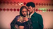 「ブルーノ・マーズ、カーディ・Bとのコラボ曲「プリーズ・ミー」MV公開」1枚目/2