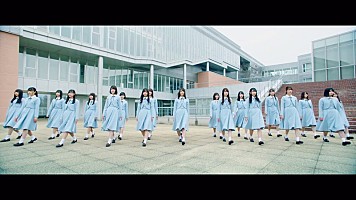日向坂46、デビュー曲「キュン」MV公開 100名のエキストラ従えてダンス