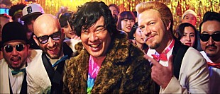 「日本語が英語に、英語が日本語に… MONKEY MAJIKと岡崎体育による1曲で2度楽しめるトリックソングが完成」