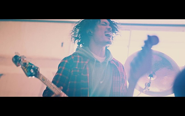 「WANIMA、新曲「アゲイン」MVで故郷・天草の思い出深いスタジオを作り直す」1枚目/2