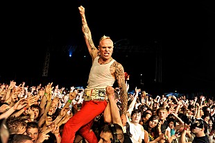 「ザ・プロディジー、「Firestarter」を全英1位にするファンによるキャンペーン開始」