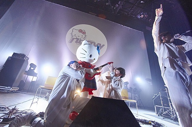 「noovy、サンリオピューロランドでハローキティと「LION DANCE」披露」1枚目/10