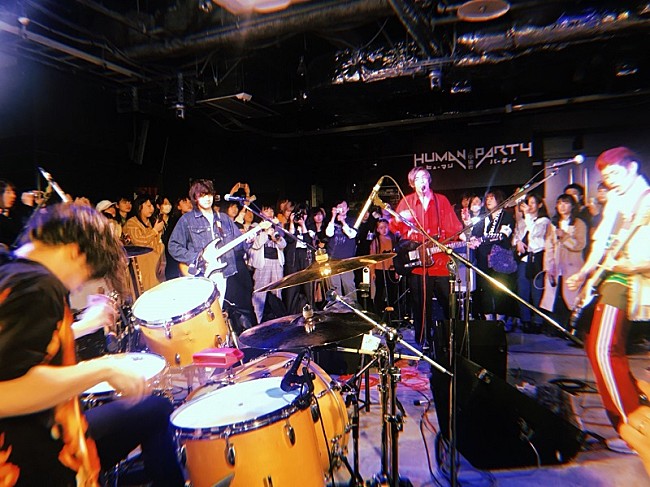 「パノラマパナマタウン、オーディエンスがありのままの姿を捉えた『情熱とユーモア』全曲再現ライブのレポートが到着」1枚目/4