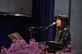 「川嶋あい、感動の一日となった卒業式サプライズライブ」1枚目/5