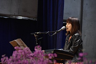 「川嶋あい、感動の一日となった卒業式サプライズライブ」