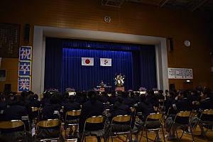 川嶋あい、感動の一日となった卒業式サプライズライブ | Daily News