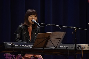 川嶋あい、感動の一日となった卒業式サプライズライブ | Daily News