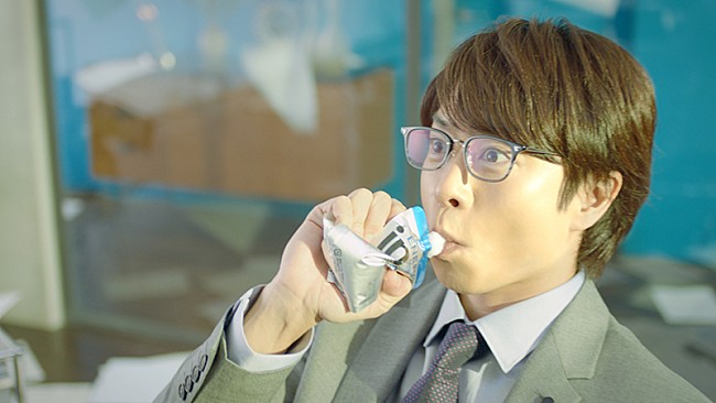 「スーツ姿の櫻井翔が10秒チャージとエールで復活、森永製菓「inゼリー」新CM」1枚目/1