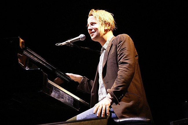 「全英No.1新世代ピアノ・マン＝トム・オデール、3年ぶり来日公演のレポートが到着」1枚目/3