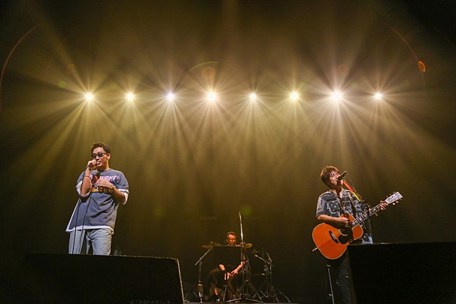 「コブクロ、全国ツアー初日に海外公演を発表＆ライブ音源配信もスタート」1枚目/3