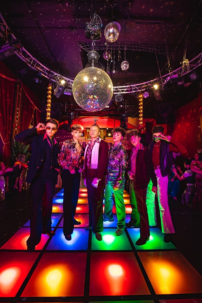 「ホワイ・ドント・ウィーとマックルモアがコラボしたニュー・シングル「アイ・ドント・ビロング・イン・ディス・クラブ」配信スタート」1枚目/2