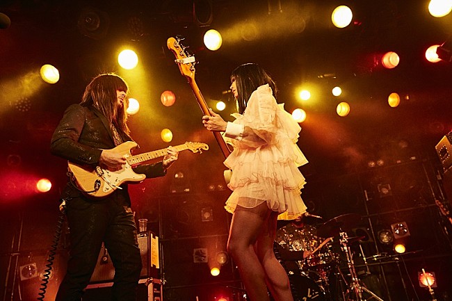 「Khruangbin、正に“伝説の一夜”！ 夢見心地のファンク・サウンドに中毒者が続出した東京公演のライブレポートが到着」1枚目/6