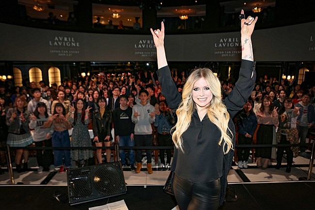 「アヴリル・ラヴィーン、難病を乗り越え5年ぶりの来日イベントで感動のライヴパフォーマンス」1枚目/5