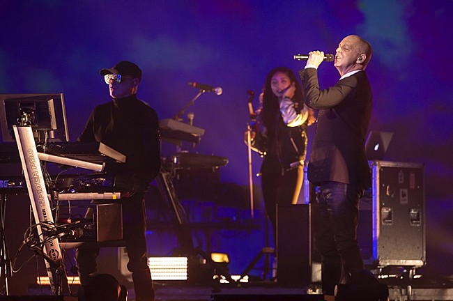 「＜ライブレポート＞ペット・ショップ・ボーイズが19年ぶりの単独来日公演をスタート、セットリストのプレイリストも公開」1枚目/4